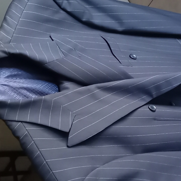 Enzo Tovare Collection Made in Italy Black pin stripped men's suit. - Picture 9 of 12